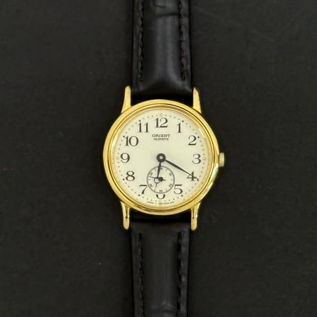 오리엔트 스몰세컨즈 라운드 쿼츠 시계