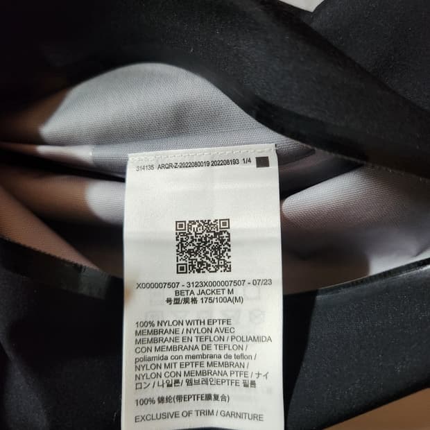 아크테릭스 베타 자켓 블랙 색상 M사이즈입니다. 등산용으로 구매했는데, 