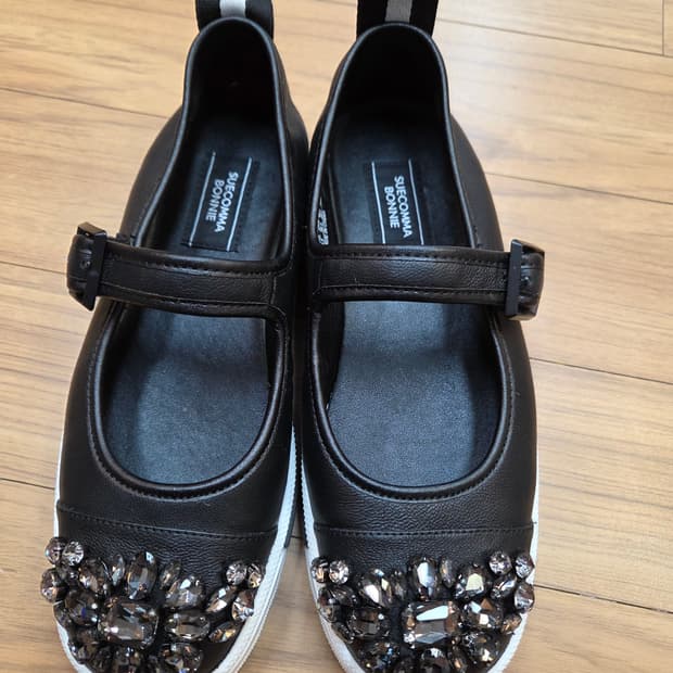 슈콤마보니 블랙 색상 여성구두 235mm입니다. 앞쪽에 큐빅 장식이 달