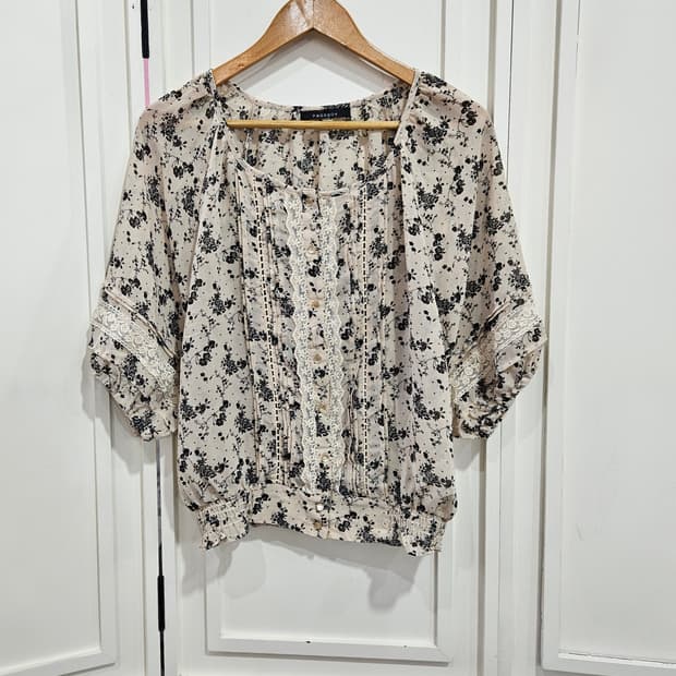 잔꽃무늬 레이스 블라우스