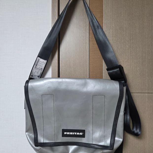 프라이탁 덱스터 실버 그레이