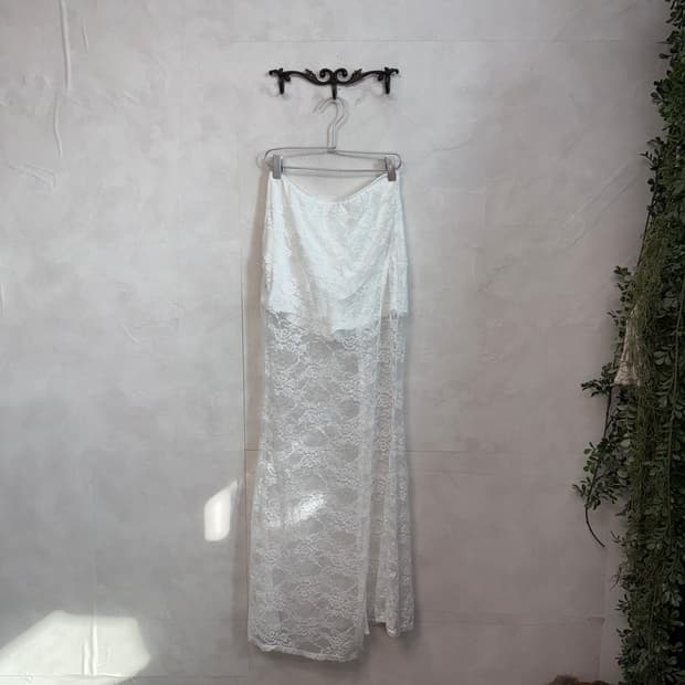 White oriental floral lace slit maxi sk