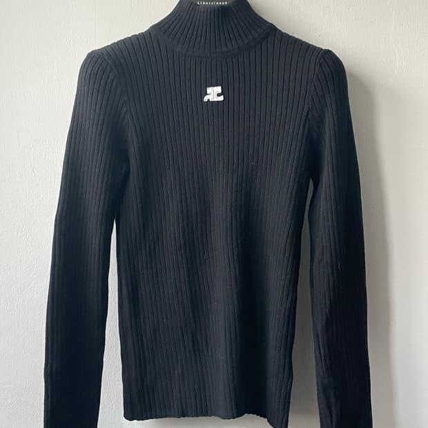 꾸레쥬(courreges) 모크넥 립 스웨터팝니다.