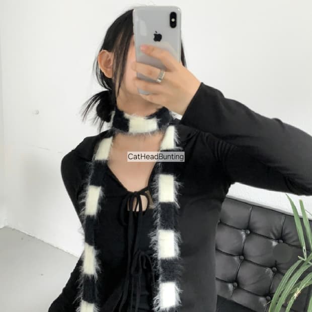 안유진 착용_UNISEX 플러피 스트라이프 롱 슬림 머플러