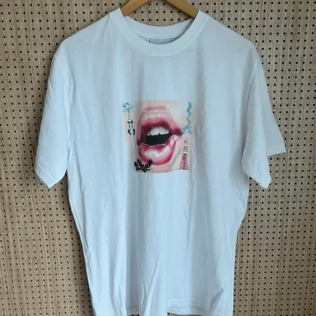 디스이즈네버댓 Lips Tee