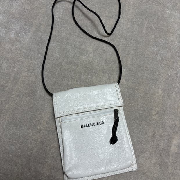 발렌시아가 익스플로러 파우치 가방 새상품