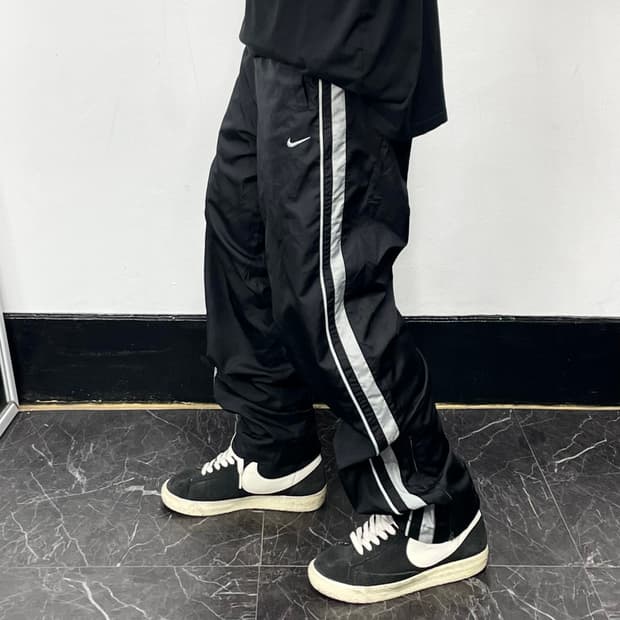 나이키 더블 파이핑 스우시 오버와이드 트랙팬츠