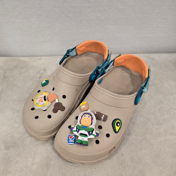 크록스 샌들 베이지색 버즈 라이트이어 지비츠 포함 260