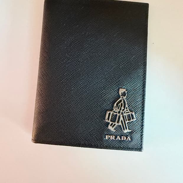프라다 사피아노 가죽 여권 지갑