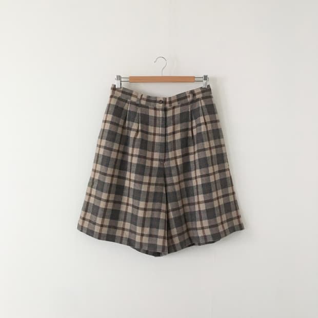 beige check half pants