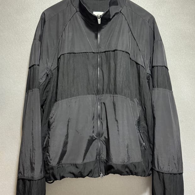 [3] 폴리테루 올드 파이프드 트랙 점퍼 블랙