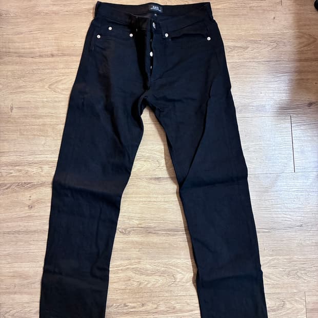 아페쎄 뉴스탠다드 진 블랙 데님 팬츠