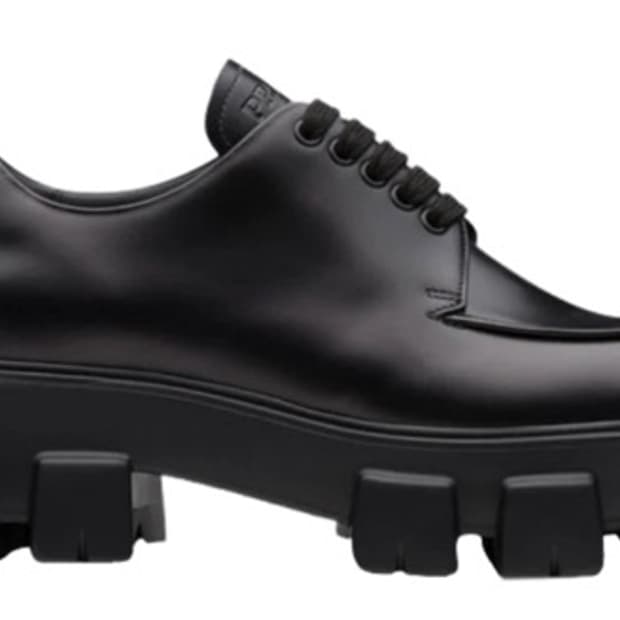 프라다 모놀리스 브러쉬드 로퍼