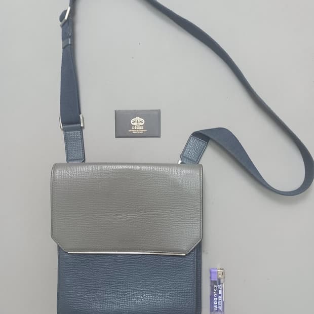 덱케 남성 천연 소가죽 투톤 플랩 크로스백 디케 DECKE