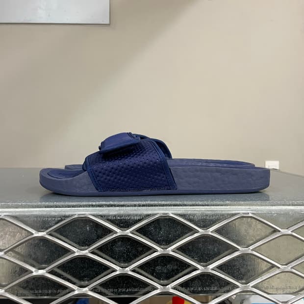 퍼렐 x 아디다스 부스트 슬라이드 270