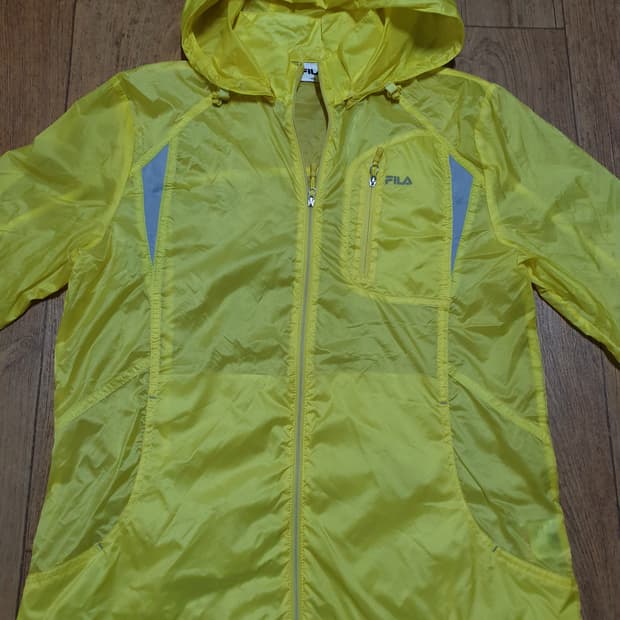 1206 휠라 바람막이 100 사이즈입니다