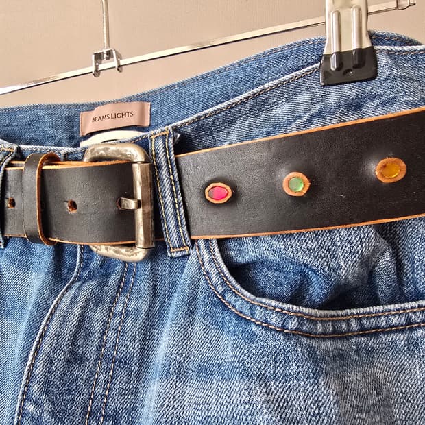 빈티지 멀티 컬러 라인스톤 디테일의 통가죽 벨트