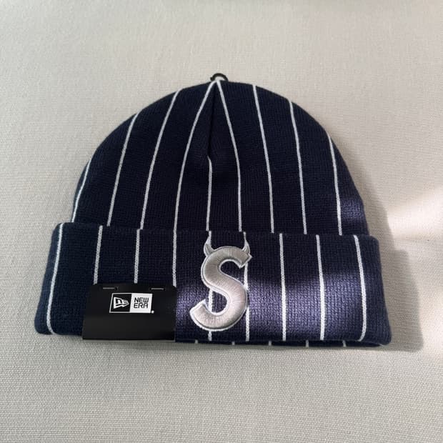 슈프림 뉴에라 데빌 로고 비니 스트라이프