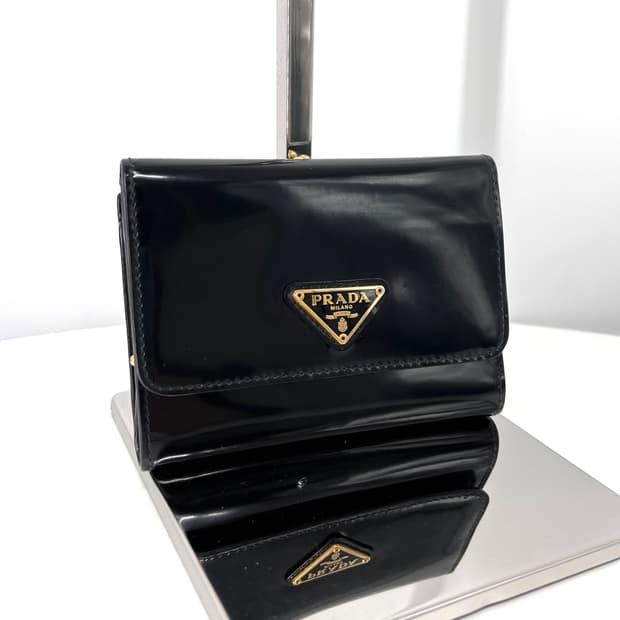 프라다 브러시드 삼각로고 중지갑 블랙