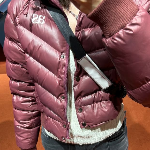 애즈온 푸퍼 숏 패딩 와인(실착 사진 o)