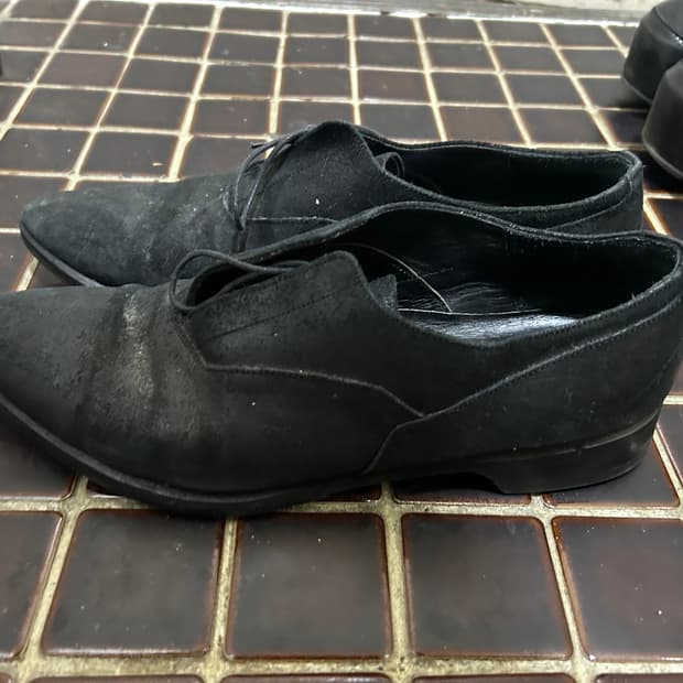 Julius distressed pointy derby