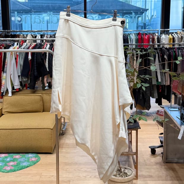 jw앤더슨 아이보리 레이어드 행커치프 미디스커트