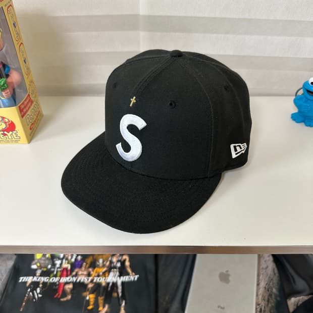 슈프림 골드 크로스 뉴에라