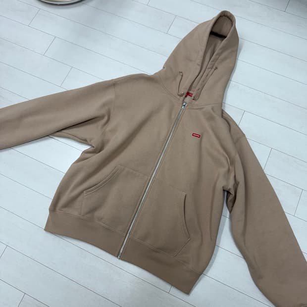 슈프림 스몰 박스 집업 후드 탄 M 사이즈  하자 없고 뜯김 없고 상태 