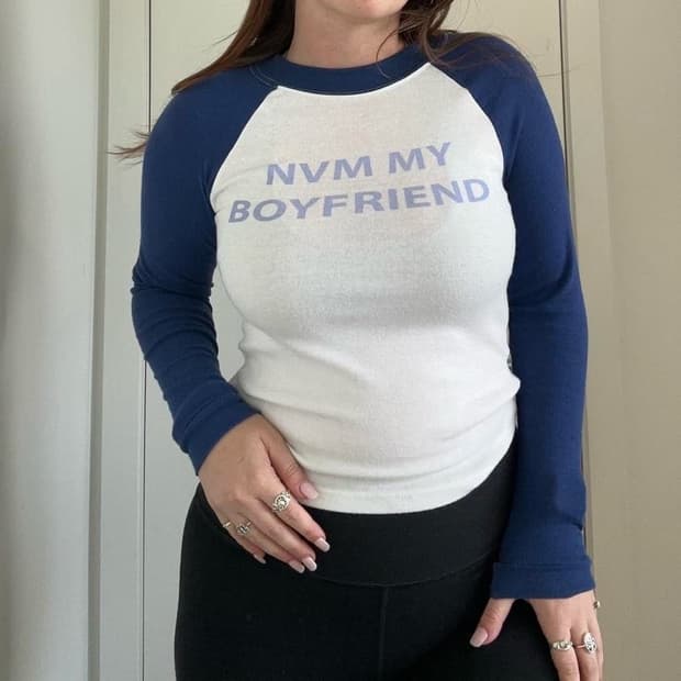 어반아웃피터스 레터링 y2k 롱슬리브