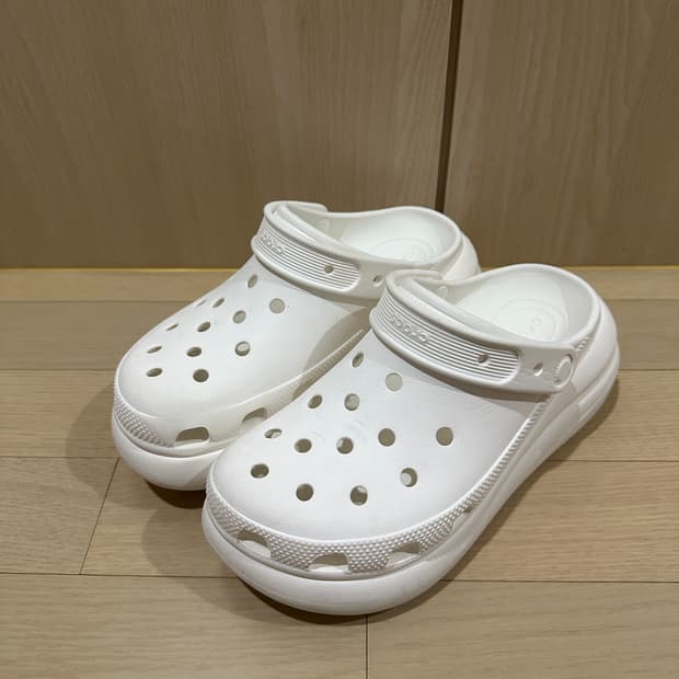 크록스 클래식 크러쉬 클로그 240 (M5W7) 화이트 
