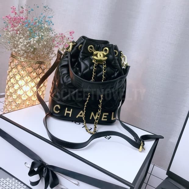 샤넬 블랙 가죽 퀄팅 버킷백