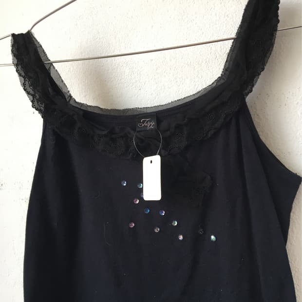 Lace trimming cubic point sleeveless
