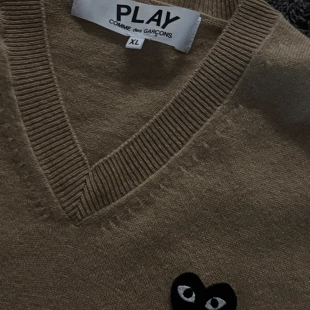 꼼데가르송 브이넥 니트 스웨토 블랙와펜