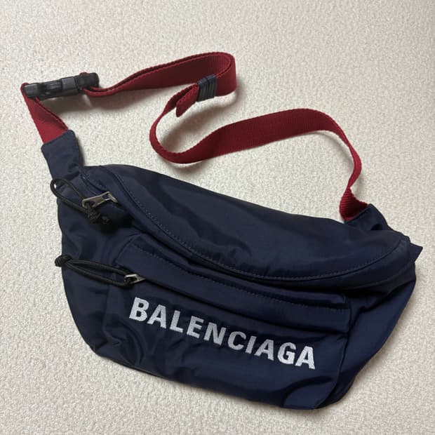 발렌시아가 balenciaga 네이비힙색