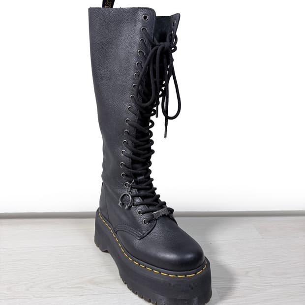 닥터마틴 x 돌스킬(Dr. Martens x Dolls Kill) 20홀