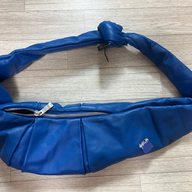 아더에러X자라 매듭 레더 숄더백 블루