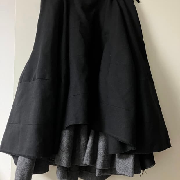 꼼데가르송 비대칭 미디 스커트