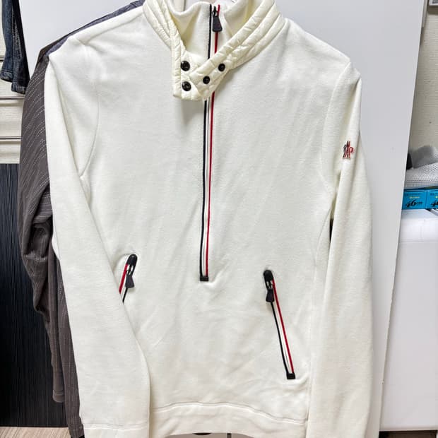 몽클레어 화이트 반집업 스웻셔츠