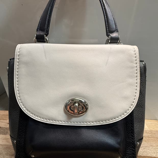 코치 블랙  화이트 가죽 3way 턴록 백팩