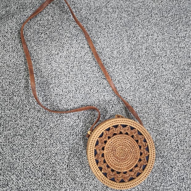 라탄 서클 크로스백 