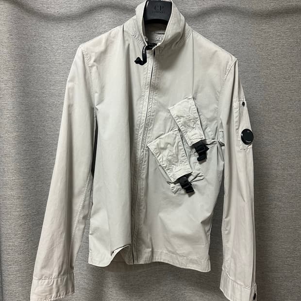 CP컴퍼니 렌즈와펜 탄창 하이넥 오버셔츠 라이트그레이 (M)