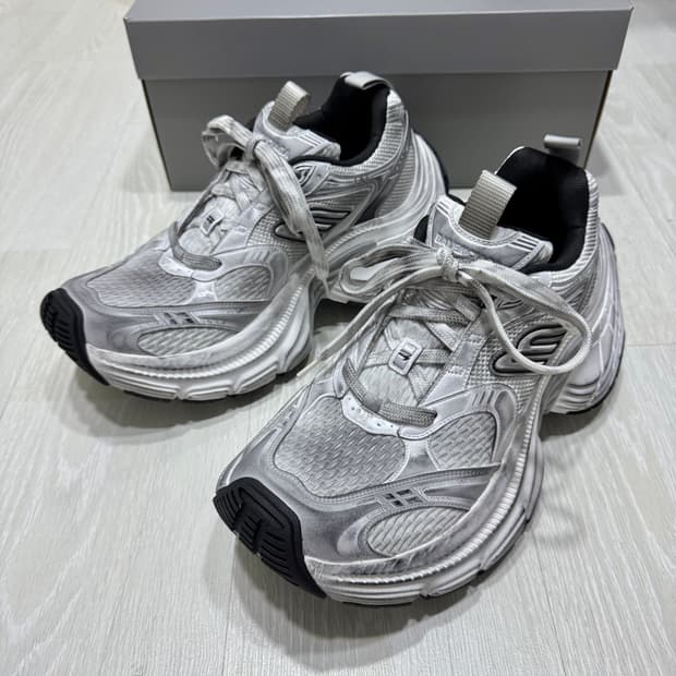 발렌시아가 10xl 화이트 42 사이즈 팝니다. 