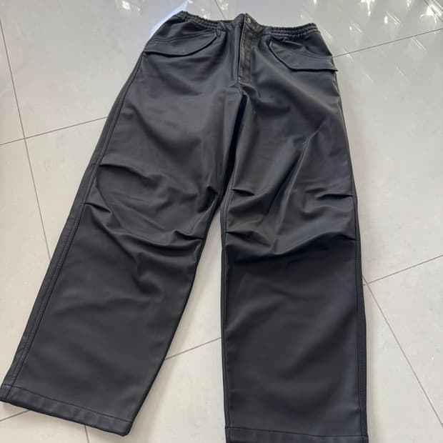 FAKE LEATHER OVERPANTS 인조가죽 오버팬츠