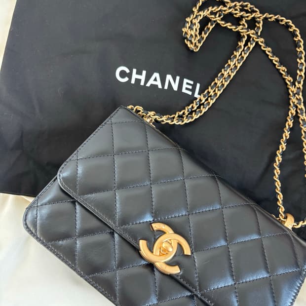 샤넬 스몰 플랩백 카프스킨 & 골드 메탈 블랙