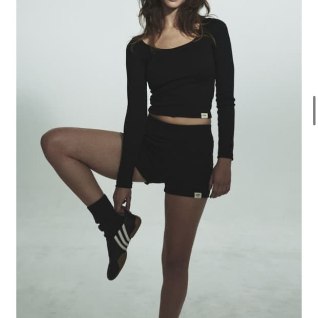 글로니 클래식 립 마이크로 쇼츠 팬츠 화이트 s사이즈 새거 팝니다