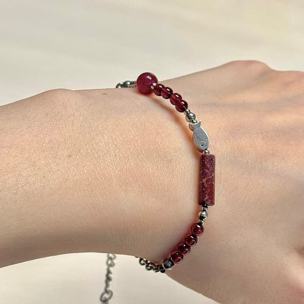 (핸드메이드) 천연석 가넷 물고기 체인팔찌