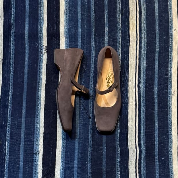 235-240 ) FERRAGAMO Suede Mary Jane