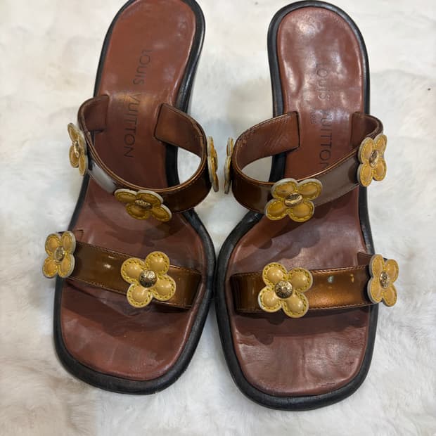 루이비통 플라워 장식 브라운 샌들
