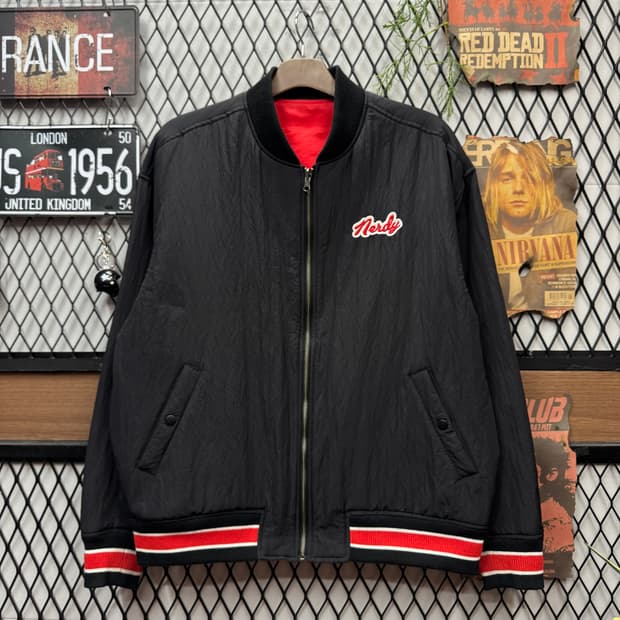 널디 리버시블 봄버 바시티자켓 후면 프린팅 포인트 레드 블랙