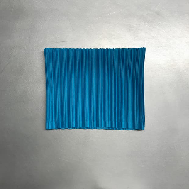 이세이 미야케 플리츠 플리즈 넥워머 코발트블루